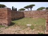 08120 ostia - regio v - via della fortuna della annonaria - edificio (v,iv,1) - oestl raum - grosser laden - 06-2024.jpg